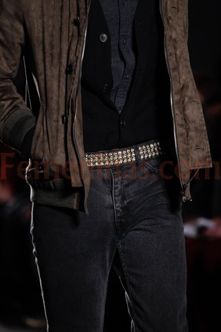 Jean masculino y cinturon de cuero con tachas